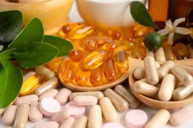Alternatif ilaç bitkisel organik kapsül E omega 3 vitamini balık yağı, mineral, bitki yapraklı ilaç sağlıklı yaşam için doğal destek.