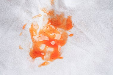 Kirli domates sosu lekesini çıkarmak ya da çamaşır tozuyla yıkamak, ev işlerini temizlemek için bez kazasında ketçap dökmek..