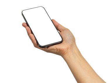 Akıllı telefonu elinde tutan Asyalı kadın beyaz arkaplanda kırpma yolu ile izole edilmiş boş ekran ile.
