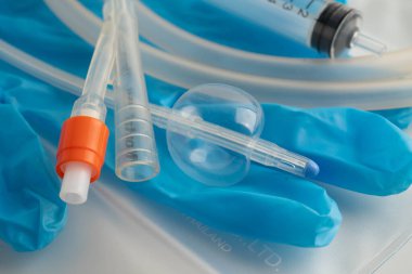 Foley kateteri ve idrar boşaltma torbası sakatlık veya hastanede yatan hasta için idrar topluyor..