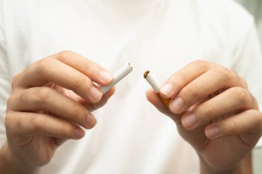 Sigarayı bırak, Asyalı genç adam kırıyor sigarayı yok et.