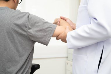 Fizik tedavi, Asyalı terapist tedavisi. Genç adam hastanede acı çekiyor..