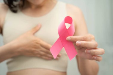 Ekim ayı için pembe kurdeleli Asyalı kadın meme kanseri günü.