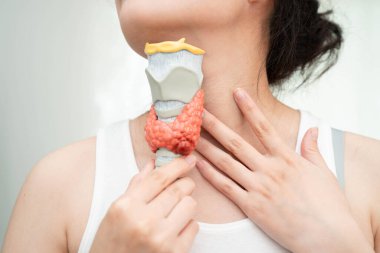 Hipertiroidizm, aşırı aktif tiroid, tiroid lenfoma, tiroid bezi insan anatomisi olan Asyalı kadın..