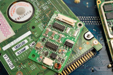 Not defteri, elektronik, bilgisayar donanımı ve teknolojisinin devre ana paneli onarılıyor ve güncelleniyor.