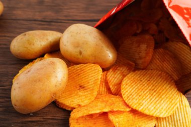 Açık pakette patates cipsi, Crips için baharatlı barbekü sosu, ince dilimlenmiş kızarmış fast food..