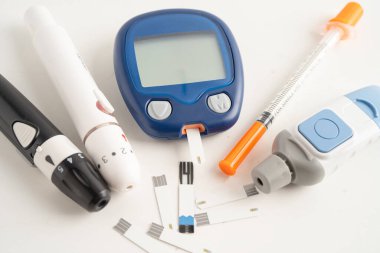 Glukometre neşter ve test çubuğu diyabet için insan kan şekeri seviyesini ölçüyor.