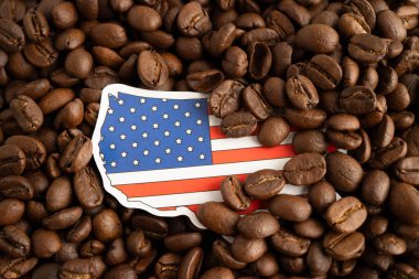 Amerikan bayrağı kahve çekirdekleri üzerinde, İnternet üzerinden gıda ihracatı veya ithalatı için alışveriş.