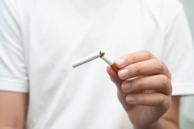 Sigarayı bırak, Asyalı genç adam kırıyor sigarayı yok et.