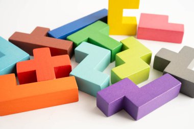 Mantıksal düşünme ve problem çözme problemi yaratıcı iş, ahşap bulmaca geometrik blok şekli.