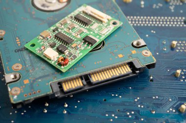 Not defteri, elektronik, bilgisayar donanımı ve teknolojisinin devre ana paneli onarılıyor ve güncelleniyor.