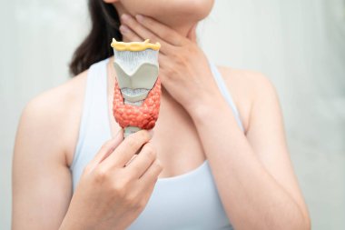 Hipertiroidizm, aşırı aktif tiroid, tiroid lenfoma, tiroid bezi insan anatomisi olan Asyalı kadın..