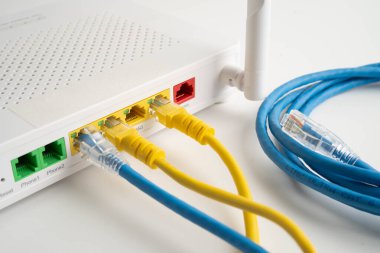 İnternet servis sağlayıcısına bağlı ethernet kablosu.