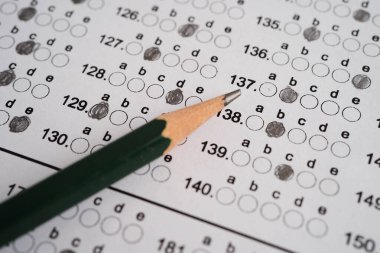 Seçim ve eğitim kavramını seçmek için kalem çizimi ile cevap sayfaları doldur.