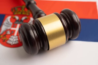 Sırbistan yasaları, Hukuk, adalet ve anlaşma, bayraklı ahşap mahkeme tokmağı.