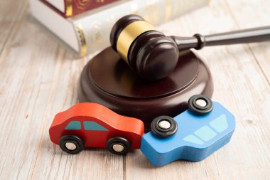 Araba kazası davası ve sigorta, araba modelli yargıç çekici..