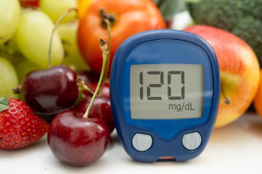 Şekerin şeker seviyesini kontrol etmek için sebze ve meyve içeren glikoz ölçer..