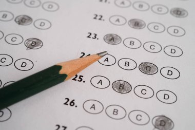 Seçim ve eğitim kavramını seçmek için kalem çizimi ile cevap sayfaları doldur.