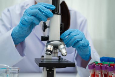 Bilim laboratuarındaki araştırmalar için tıbbi uzman mikroskobu kullan.