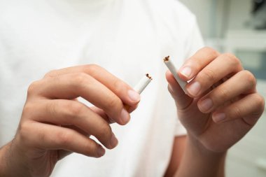 Sigarayı bırak, Asyalı genç adam kırıyor sigarayı yok et.