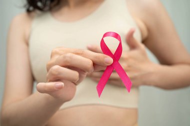 Ekim ayı için pembe kurdeleli Asyalı kadın meme kanseri günü.