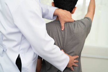 Fizik tedavi, Asyalı terapist tedavisi. Genç adam hastanede acı çekiyor..