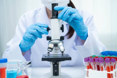 Bilim laboratuarındaki araştırmalar için tıbbi uzman mikroskobu kullan.