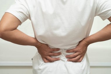 Asyalı adam sırt ağrısı kas, omurga ve kemik kazadan dolayı..