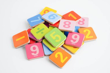 Matematik ve eğitim matematiğini öğrenmek için tahta blok küpleri.