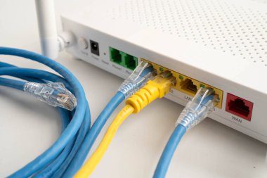 İnternet servis sağlayıcısına bağlı ethernet kablosu.