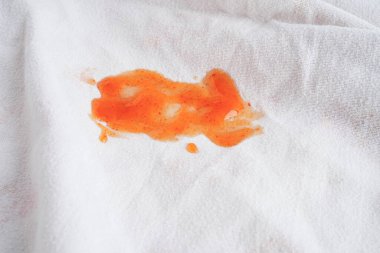 Kirli domates sosu lekesini çıkarmak ya da çamaşır tozuyla yıkamak, ev işlerini temizlemek için bez kazasında ketçap dökmek..