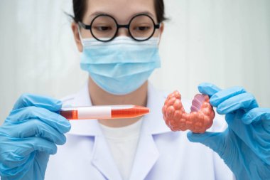 Bilim laboratuarında araştırma yapmak için tıbbi profesyonel test tüpü kullanılıyor..