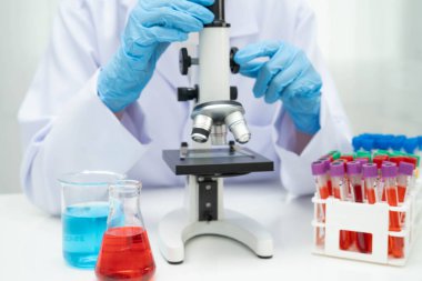 Bilim laboratuarındaki araştırmalar için tıbbi uzman mikroskobu kullan.