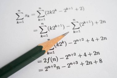 Eğitim okulunda matematik formülü sınav kağıdı üzerine kalem..