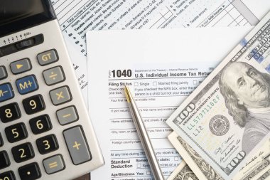 Vergi formu 1040 A.B.D. Bireysel Gelir Vergisi Dolar banknotlarıyla geri dönüyor.