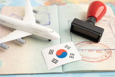 Güney Kore bayrağı ve seyahat için uçağı olan pasaport..
