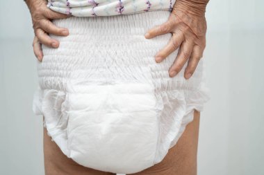 Hastanede yetişkin bezi takan Asyalı son sınıf öğrencisi bir hasta..