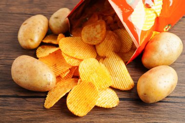 Patates cipsi, leziz BBQ baharatlı Crips, ince dilimlenmiş kızarmış abur cubur fast food.