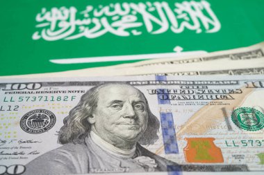 ABD doları banknotlu Suudi Arabistan bayrağı, finans bankacılığı kavramı.