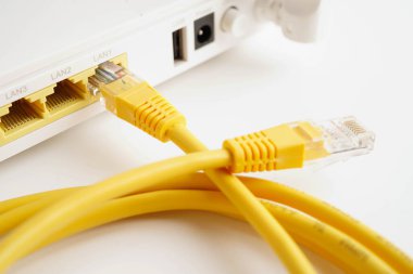 İnternet servis sağlayıcısına bağlı ethernet kablosu.