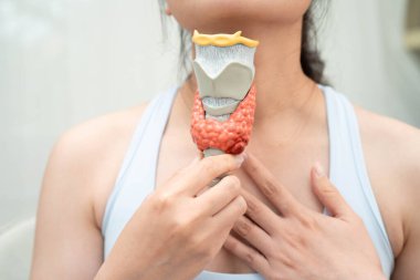 Hipertiroidizm, aşırı aktif tiroid, tiroid lenfoma, tiroid bezi insan anatomisi olan Asyalı kadın..
