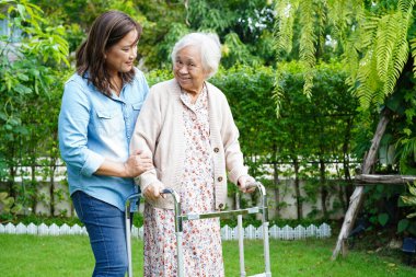 Doktor ayak bileği eklem röntgen filmini inceliyor..