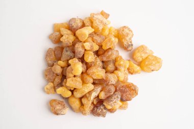 Tütsü ya da olibanum aromatik reçine beyaz arka planda izole edilmiş.