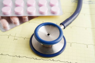 Elektrokardiyogramda stetoskop. Kapsül ilacı, kalp dalgası, kalp krizi, kardiyogram raporu..