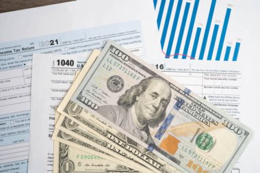 Vergi formu 1040 A.B.D. Bireysel Gelir Vergisi Dolar banknotlarıyla geri dönüyor.