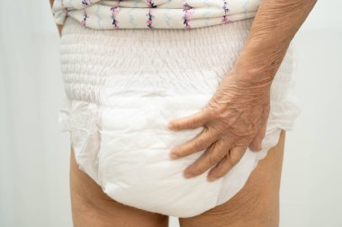 Hastanede yetişkin bezi takan Asyalı son sınıf öğrencisi bir hasta..