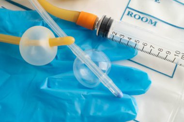 Foley kateteri ve idrar boşaltma torbası sakatlık veya hastanede yatan hasta için idrar topluyor..