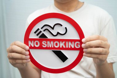 Erkek sigara içilmez işareti taşıyor..