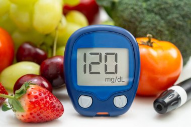 Şekerin şeker seviyesini kontrol etmek için sebze ve meyve içeren glikoz ölçer..