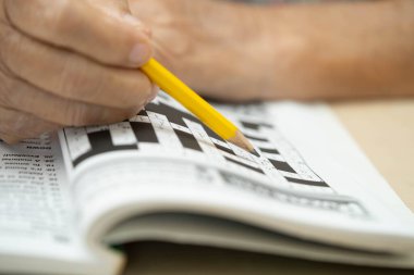 Bangkok, Tayland - 15 Mayıs 2022 Sudoku oyunu oynayan yaşlı kadın.